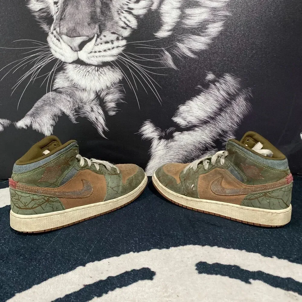 Nike Air Jordan 1 Mid FQ8101-200 Athletic Sneaker Boys 6 Green Leather Walking